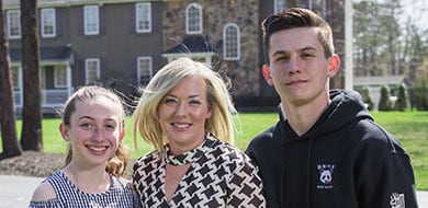 https://www.adt.com/content/dam/adt5/com/stories/lifesaver-mcmanus-carbon/McManusFamily380x190.jpg