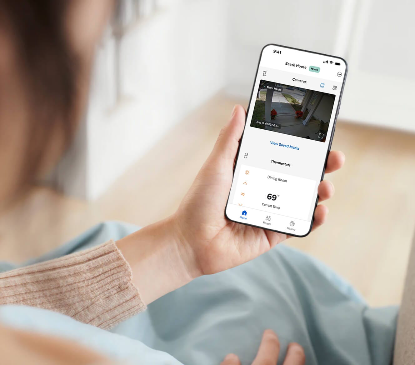 Google Nest Learning Thermostat ajustándose a la habitación mientras una madre mete a su hijo en la cama