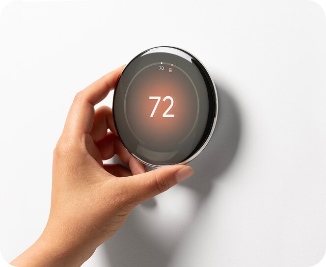 Cliente de ADT recibiendo un paquete de ADT en su puerta