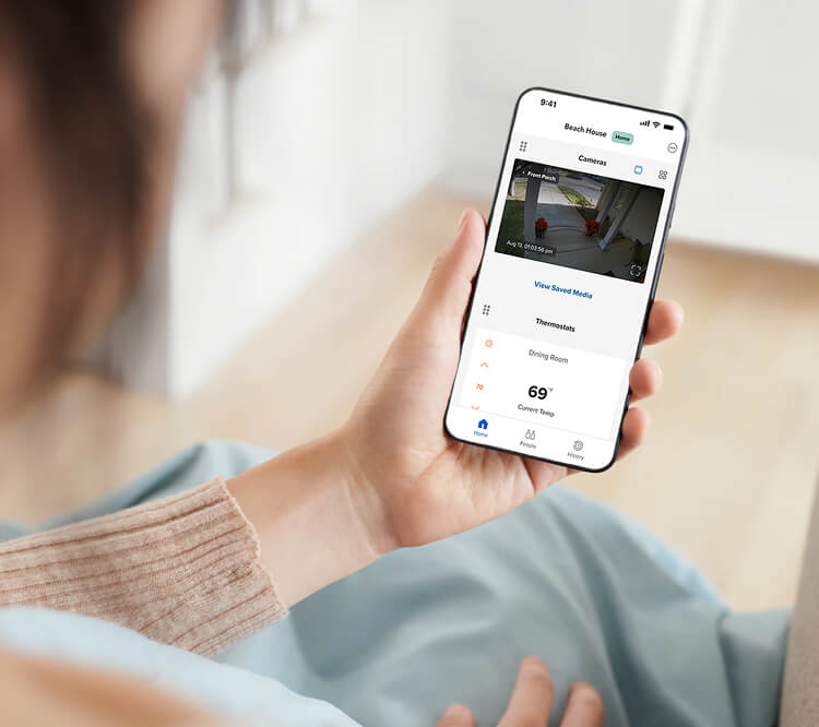 Google Nest Learning Thermostat ajustándose a la habitación mientras una madre mete a su hijo en la cama