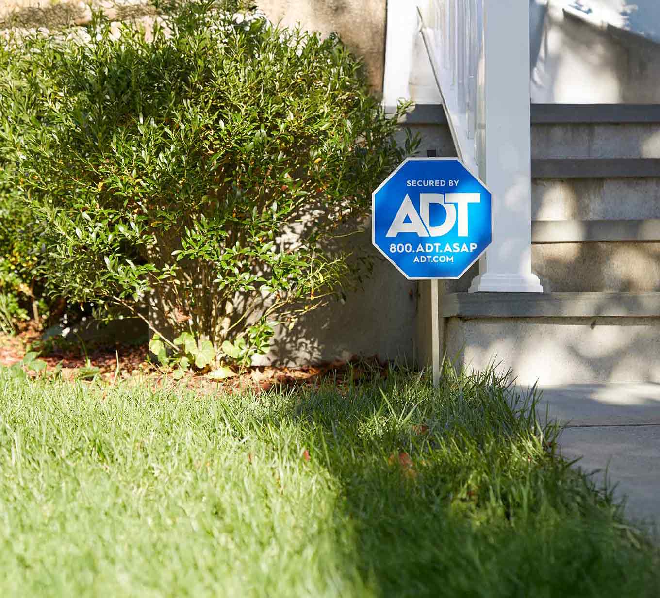 Mujer ajustando una cámara interior en su casa en un estante