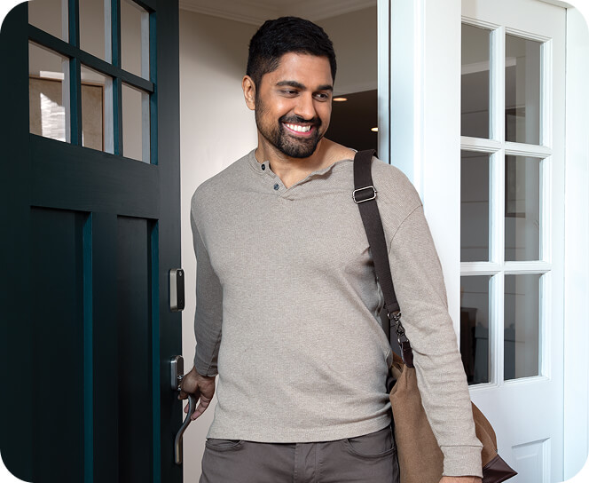 Cliente de ADT recibiendo un paquete de ADT en su puerta