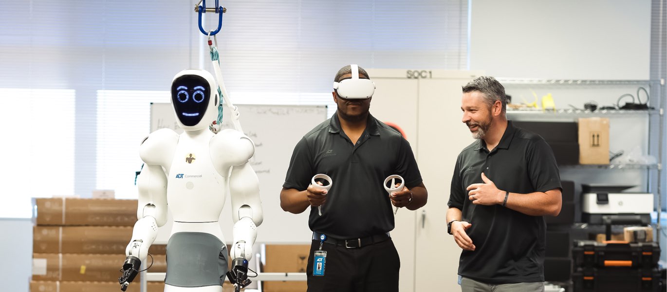 EvoGuard robot with operator and lab manager