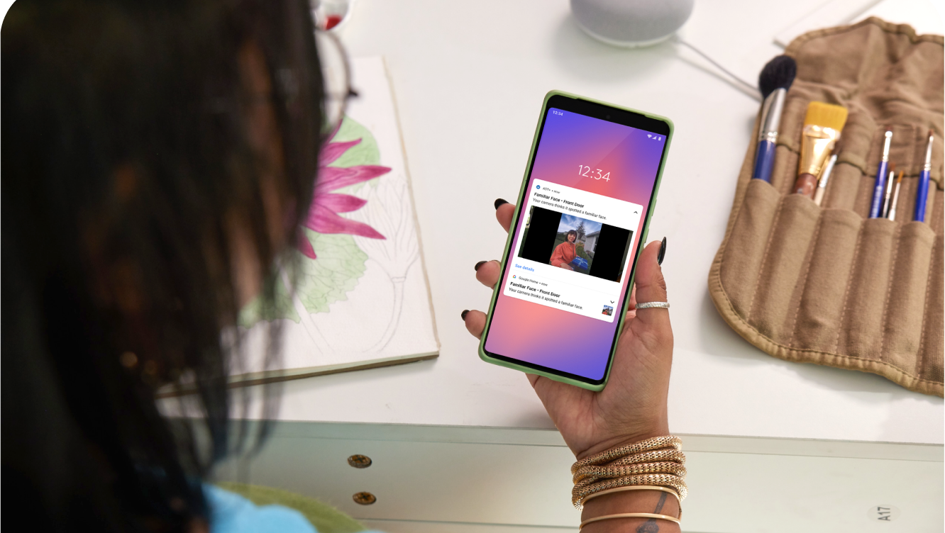 Mujer usando la aplicación ADT+ en el teléfono celular Mujer usando la aplicación ADT+ en el teléfono celular