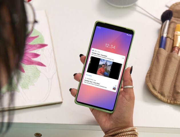 Mujer usando la aplicación ADT+ en el teléfono celular Mujer usando la aplicación ADT+ en el teléfono celular