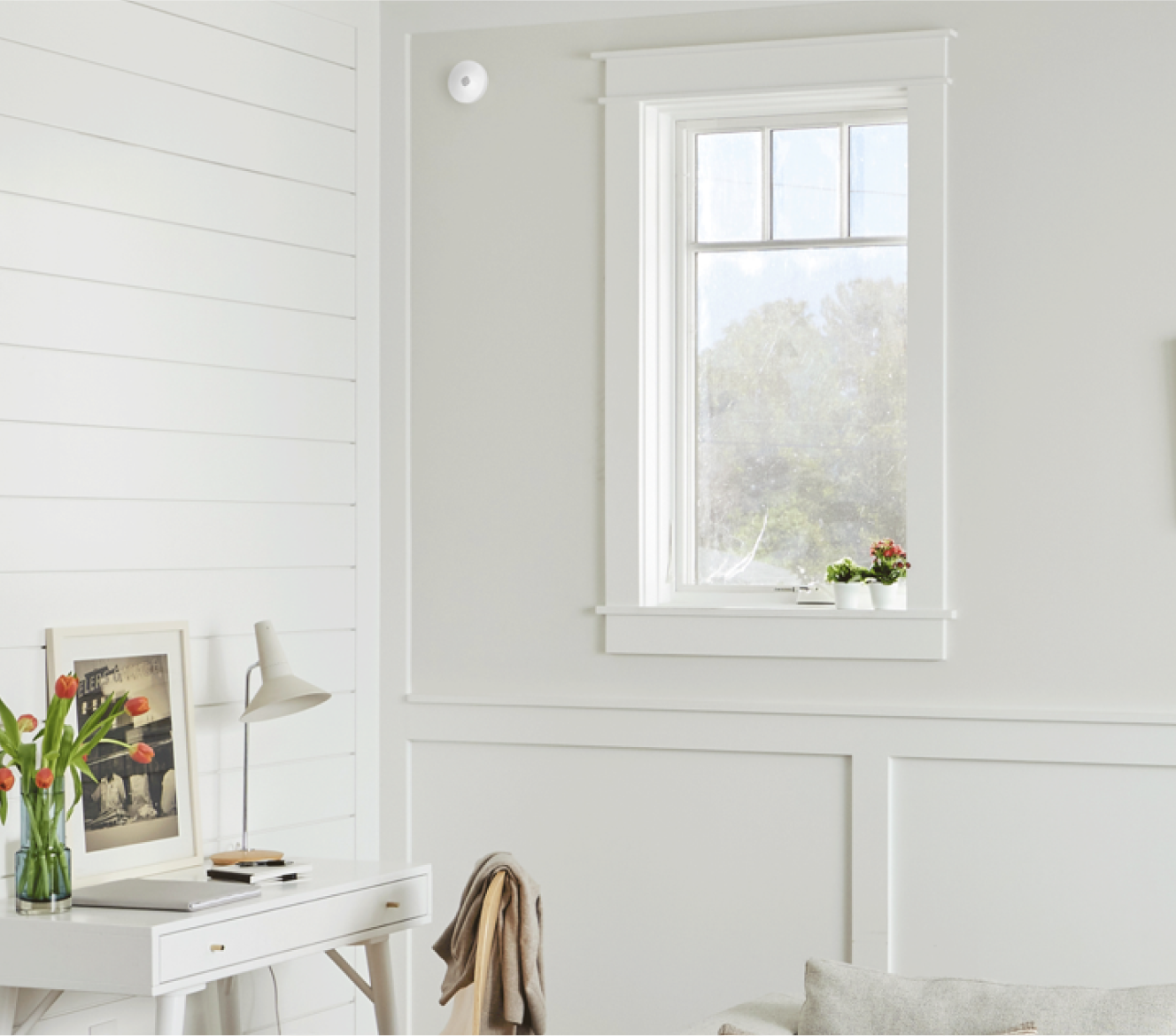 Sirena interior ADT sobre una ventana Sirena interior ADT sobre una ventana