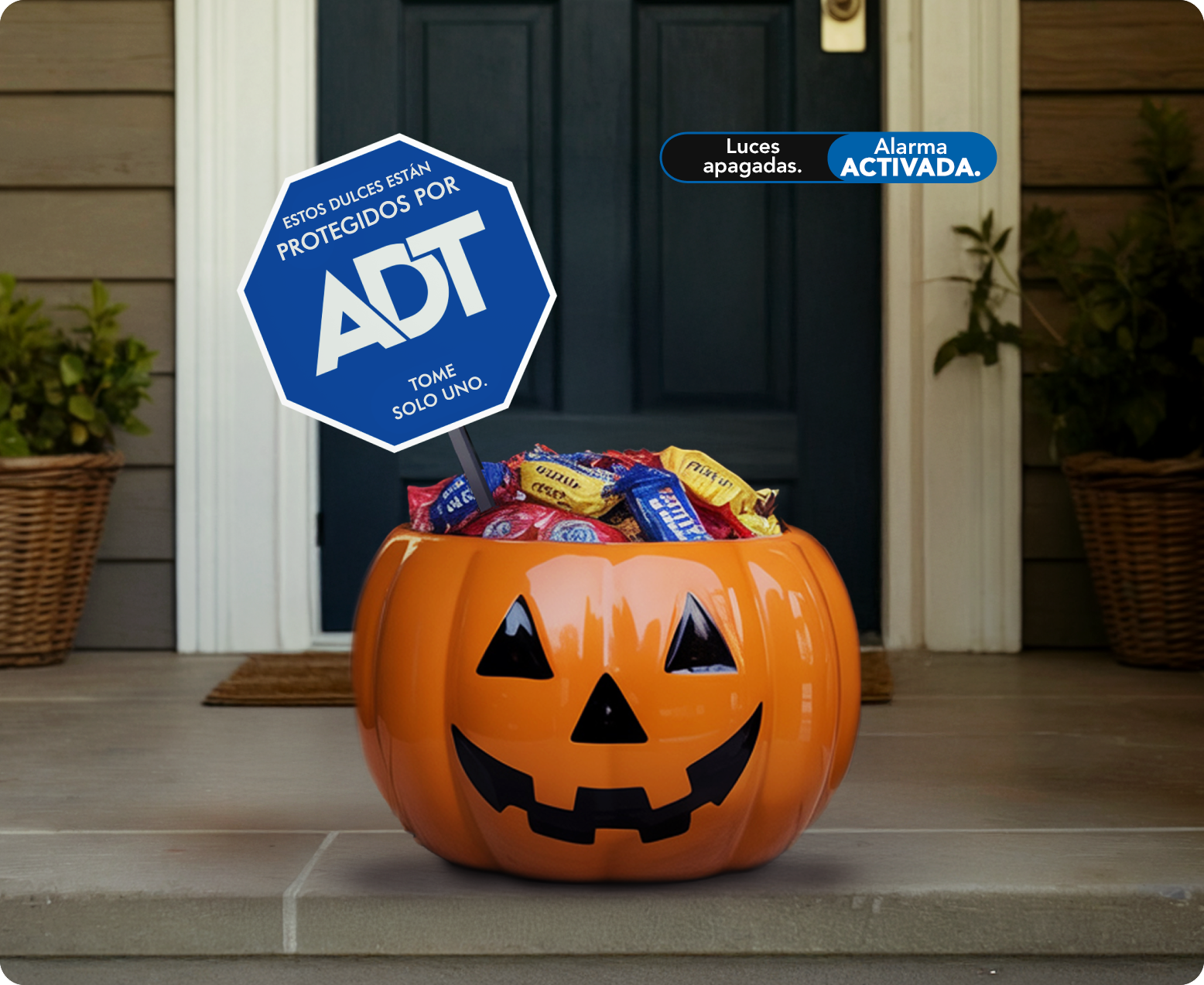 Cubo de dulces de Halloween en la puerta con letrero de jardín ADT especial para vacaciones